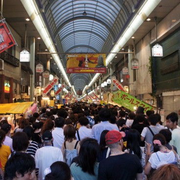 Tenjin Matsuri à Osaka, Festivaliers sous l'arcade Tenjinbashi