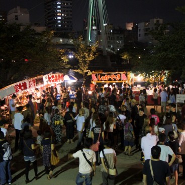 Tenjin Matsuri à Osaka, Spectateurs et stands de festivals 3