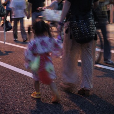 Tenjin Matsuri à Osaka, Spectateurs vêtus de yukata traditionnels