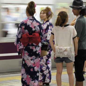 Tenjin Matsuri à Osaka, Spectateurs vêtus de yukata traditionnels dans les transports 2