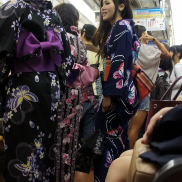 Tenjin Matsuri à Osaka, Spectateurs vêtus de yukata traditionnels dans les transports