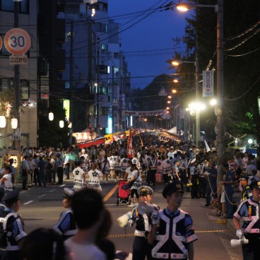 Tenjin Matsuri à Osaka, Procession des mikoshi à pied
