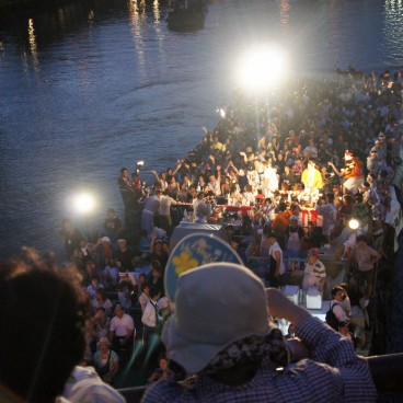 Tenjin Matsuri à Osaka, Spectateurs de la parade nocturne en bateau 2