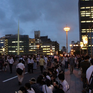 Tenjin Matsuri à Osaka, Spectateurs de la parade nocturne en bateau 3