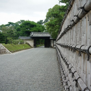 Château de Nijo (Kyoto), Palissade en bois dans l'enceinte du château