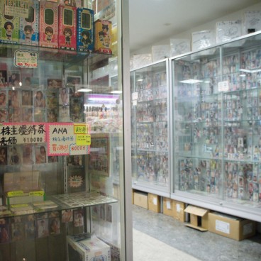 Nakano Broadway (Tokyo), Vitrines d'un magasin vendant des photos d'idols