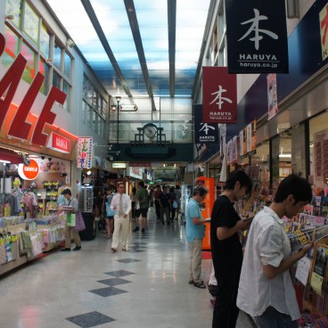 Nakano Broadway (Tokyo), Magasin de vêtements et librairie