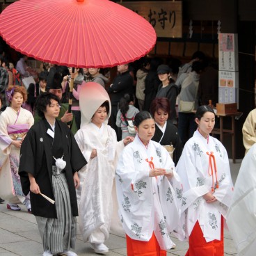 Couple japonais en kimono de mariage au sanctuaire Meiji-jingu à Tokyo