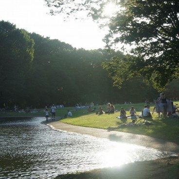 Parc Yoyogi à Tokyo, Visiteurs profitant de l'ombre et de l'étang en été