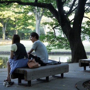 Parc Yoyogi à Tokyo, Couple assis sur un banc à l'ombre