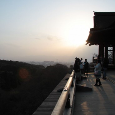 Kiyomizu-dera, Vue sur la plateforme du pavillon principal au coucher du soleil