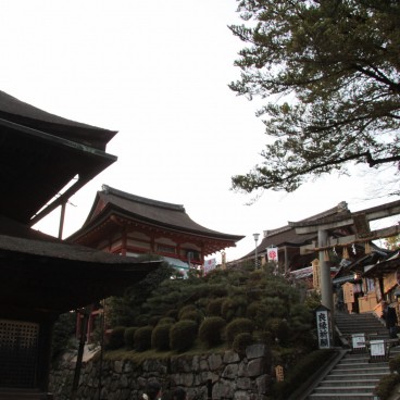 Kiyomizu-dera, Entrée du sanctuaire Jishu-jinja