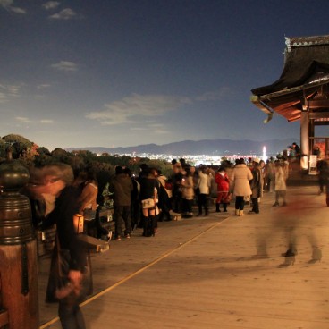 Kiyomizu-dera, plateforme du pavillon principal lors d'un light-up momiji