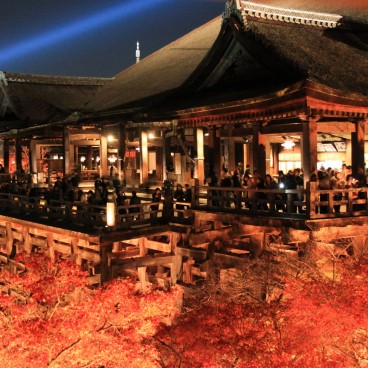 Kiyomizu-dera, plateforme du pavillon principal lors d'un light-up momiji 3