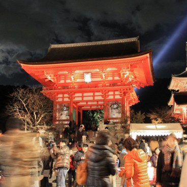 Kiyomizu-dera, Porte Nio-mon lors du light-up en période de momiji