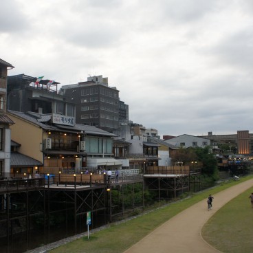 Kamo-gawa (Kyoto), bords de la rivière avec terrasses des restaurants de la rue Pontocho installées en été