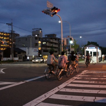 Kamo-gawa (Kyoto), promenade de nuit dans le centre-ville le long de la rivière
