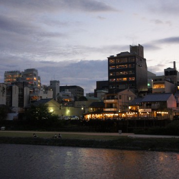 Kamo-gawa (Kyoto), promenade de nuit dans le centre-ville le long de la rivière 2
