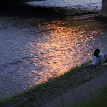 Kamo-gawa (Kyoto), couple de Japonais au bord de la rivière de nuit