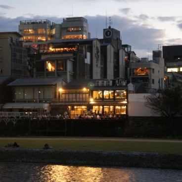 Kamo-gawa (Kyoto), vue de nuit sur les terrasses sur pilotis le long de la rivière