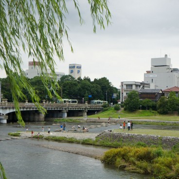 Kamo-gawa (Kyoto), vue sur la rivière en été et depuis le centre-ville