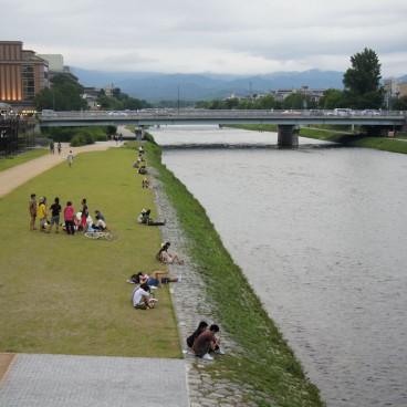Kamo-gawa (Kyoto), pelouse et sentier de promenade le long de la rivière en été