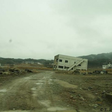 tsunami-batiment-effondre