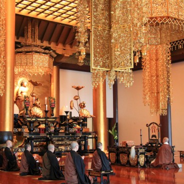 Zojo-ji à Tokyo, Moines pratiquant une cérémonie bouddhiste 