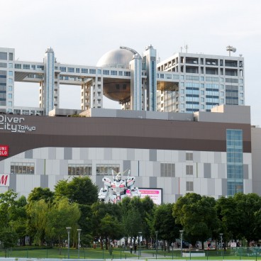 Odaiba, vue sur le Gundam, DiverCity Tokyo Plaza et Fuji TV