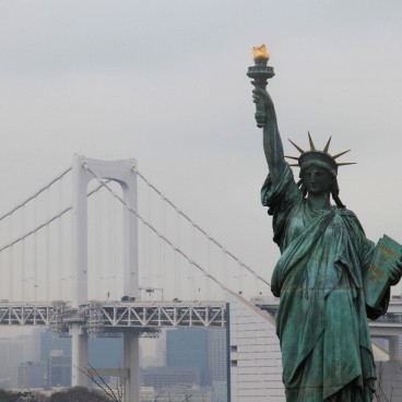 Odaiba, vue sur le Rainbow Bridge et la réplique de la Statue de la Liberté