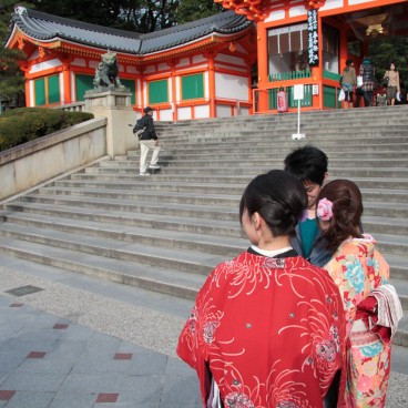 Yasaka-jinja (Kyoto), escalier à l'entrée du sanctuaire 2
