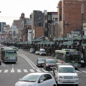 Yasaka-jinja (Kyoto), vue sur l'avenue Shijo-dori depuis le sanctuaire