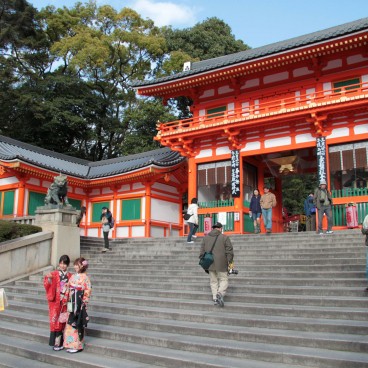 Yasaka-jinja (Kyoto), escalier à l'entrée du sanctuaire