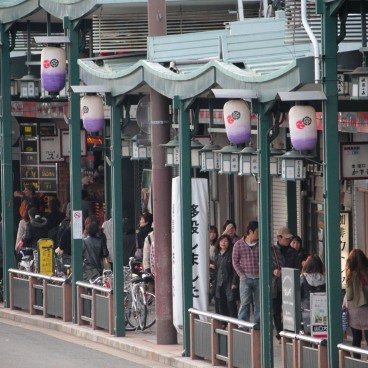 Yasaka-jinja (Kyoto), vue sur l'avenue Shijo-dori depuis le sanctuaire 2