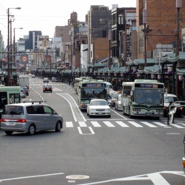 Yasaka-jinja (Kyoto), vue sur l'avenue Shijo-dori depuis le sanctuaire 3