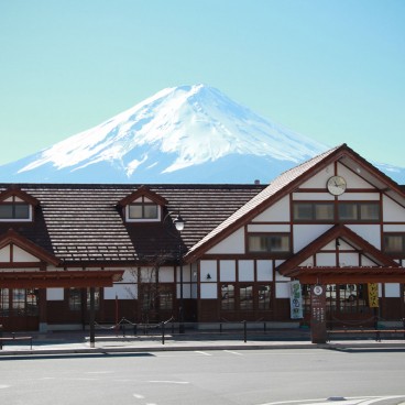 Gare de Kawaguchiko et vue sur le mont Fuji enneigé en face de l'auberge Kawaguchiko Station Inn