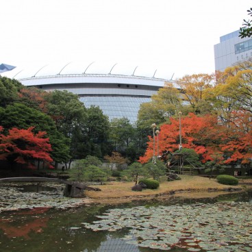 Koishikawa Korakuen (Tokyo) en automne et vue sur Tokyo Dome
