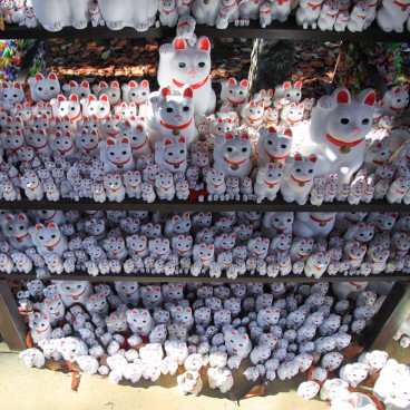 Gotoku-ji (Tokyo), Exposition de statuettes de chats Maneki-Neko