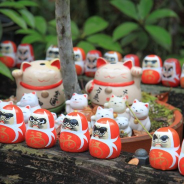 Daisho-in (Miyajima), Statuettes de Maneki-neko et poupées Daruma