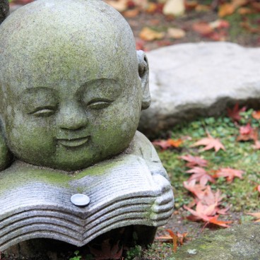 Daisho-in (Miyajima), Bébé Bouddha lisant