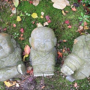 Daisho-in (Miyajima), Trois bébés Bouddha roulant dans la mousse