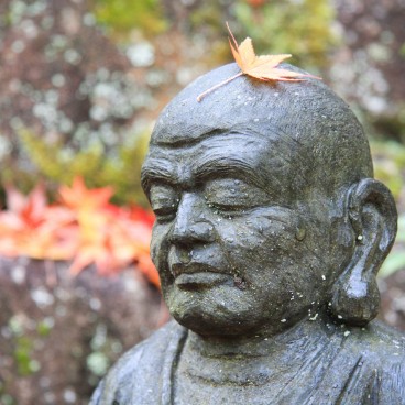 Daisho-in (Miyajima), Détail d'une statue bouddhique avec une feuille d'érable sur la tête