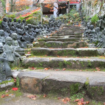 Daisho-in (Miyajima), Escalier cerné de dizaines de statues bouddhiques