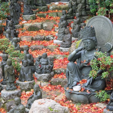 Daisho-in (Miyajima), Escalier cerné de dizaines de statues bouddhiques