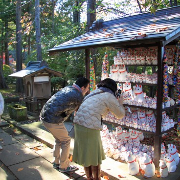Gotoku-ji (Tokyo), Visiteurs prenant des photos des statuettes de Maneki-Neko