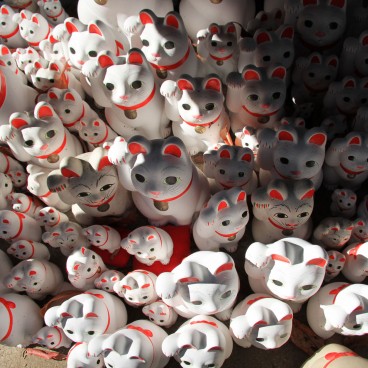 Gotoku-ji (Tokyo), Exposition de statuettes de chats Maneki-Neko 5