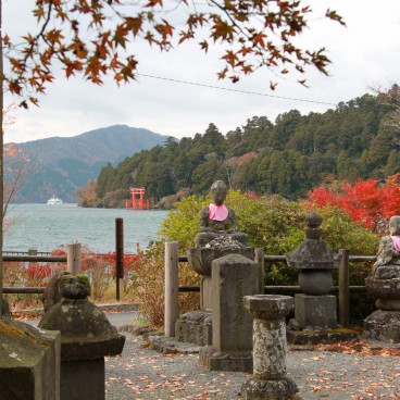 Hakone (Kanagawa), vue sur le lac Ashi et le torii flottant en automne