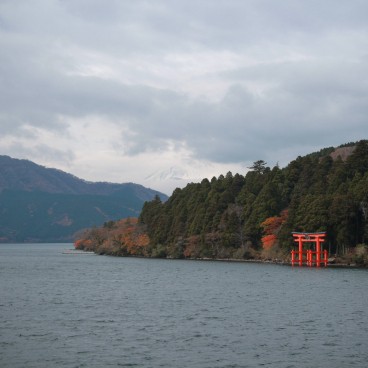 Lac Ashi à Hakone (Kanagawa), vue sur le torii flottant et le Mont Fuji dans les nuages à l'automne