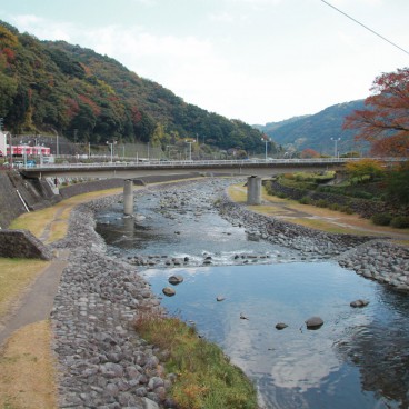 Hakone-Yumoto (Kanagawa), bord de rivière à l'automne