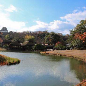 Hikone, Vue du donjon depuis un des jardins en automne
